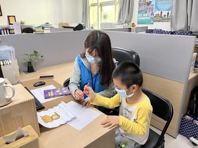 抗疫家庭背后的溫暖守護 東莞社工志愿者全天候看護服務上門